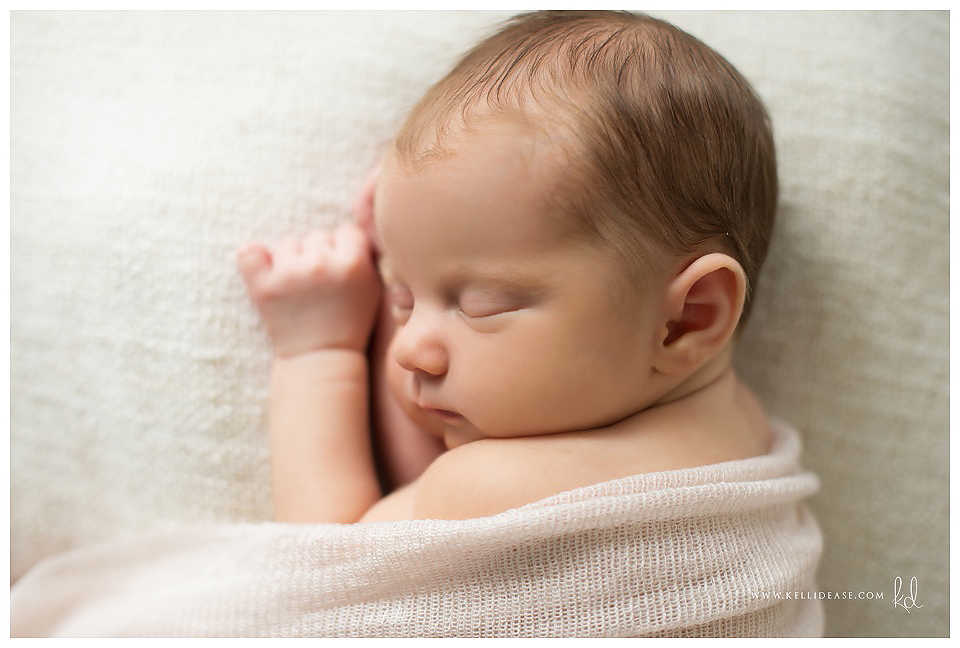 Simple and Soft Newborn Photos | West Hartford, Farmington, Glastonbury CT newborn photographer | Newborn photo session | New Born photographers | Kelli Dease Photography | www.kellidease.com