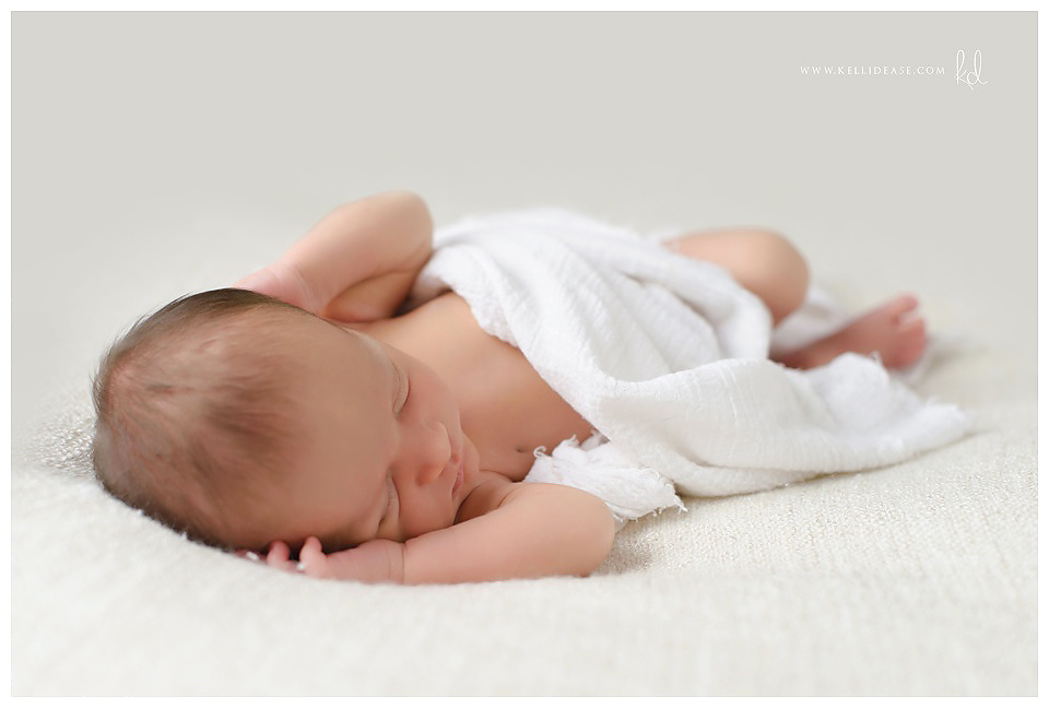 Canton CT Newborn Photographer | Simsbury, Avon, Farmington, Granby CT newborn photographer | Newborn photo studio | New Born photographers | Kelli Dease Photography | www.kellidease.com