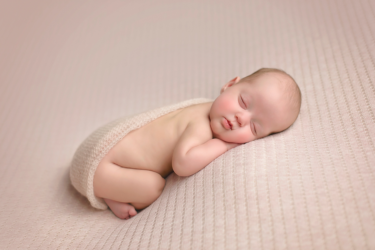 Organic newborn photos in soft neutral tones | West Hartford | Granby | Burlington | Top CT newborn photographer Kelli Dease