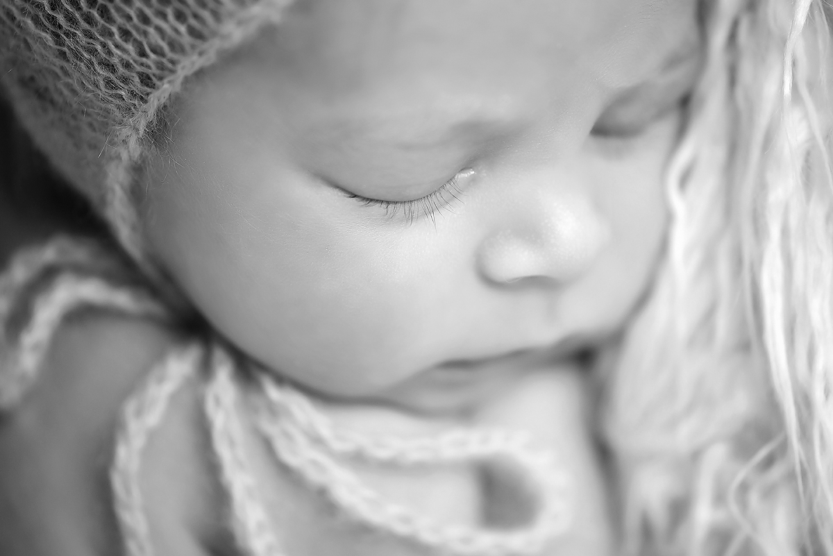 Organic newborn photos in soft neutral tones | Glastonbury | South Windsor | Granby | Farmington | Top CT newborn photographer Kelli Dease