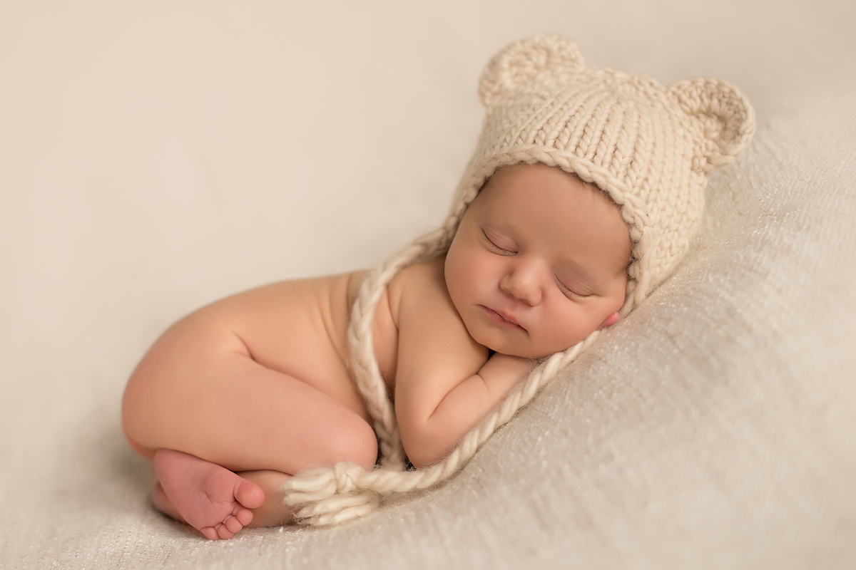 Simple and natural professional newborn photos in soft neutral tones | Glastonbury | South Windsor | Granby | Farmington | Top CT newborn photographer Kelli Dease | www.kellidease.com