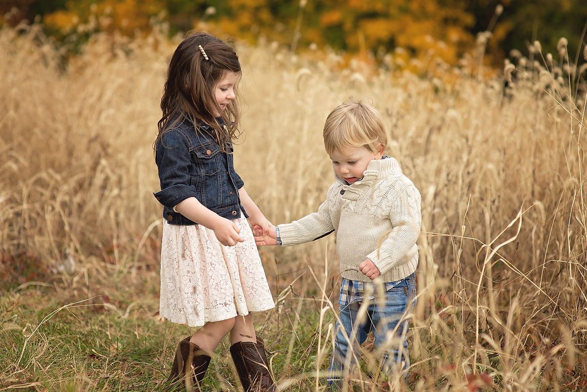FAMILY PHOTOS IN FIELD, NEW CANAAN CT, TOP CT PHOTOGRAPHER KELLI DEASE