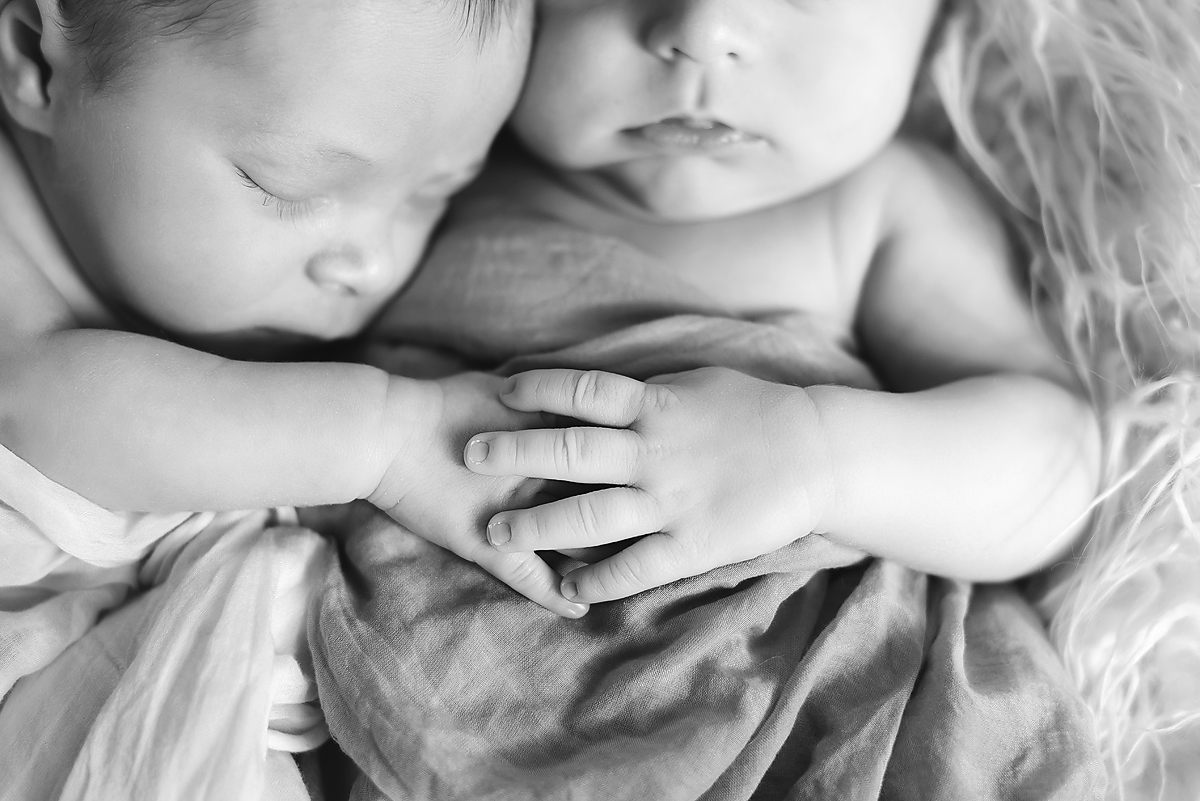 newborn twins by Ct newborn photographer Kelli Dease