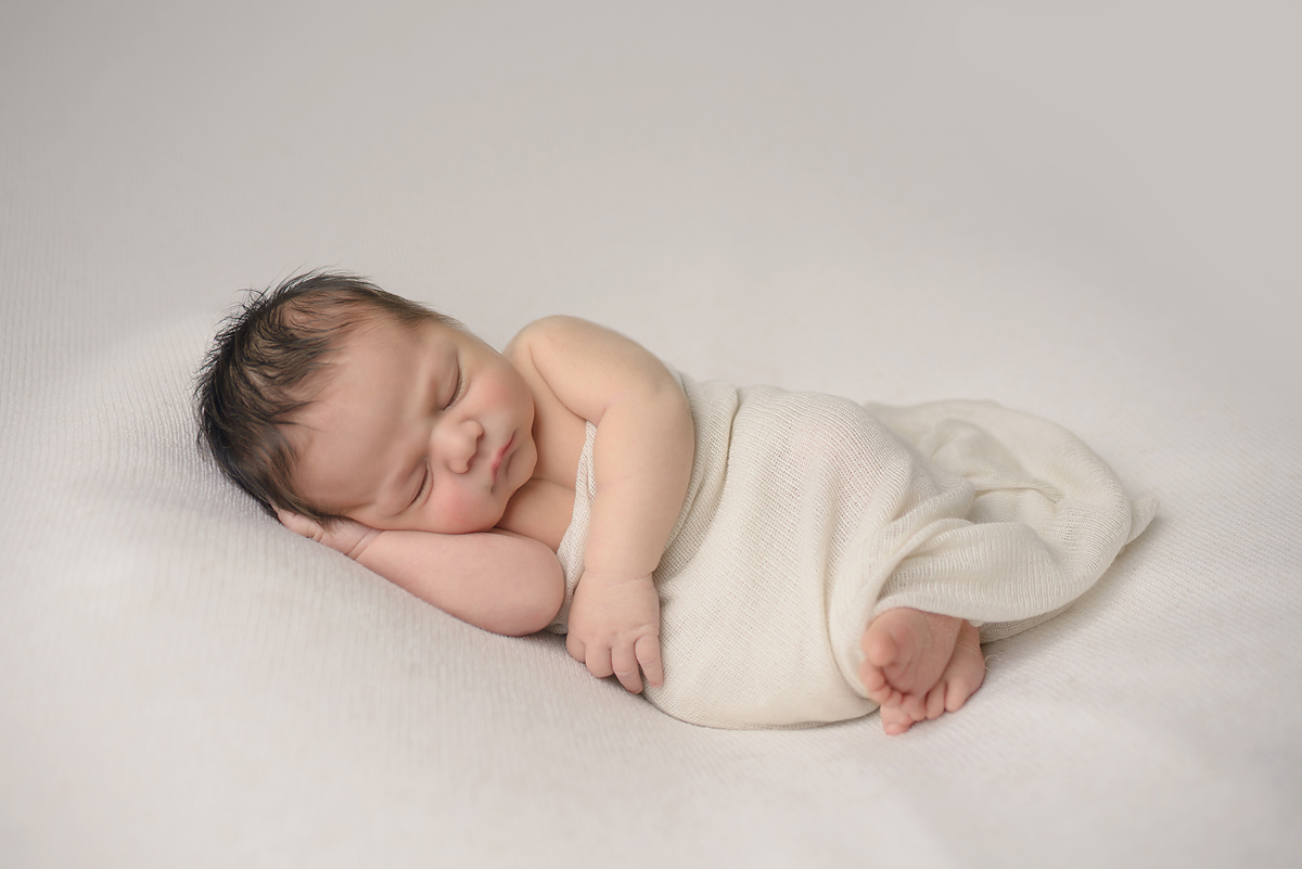 Less is more. Minimalist newborn photography by Kelli Dease.