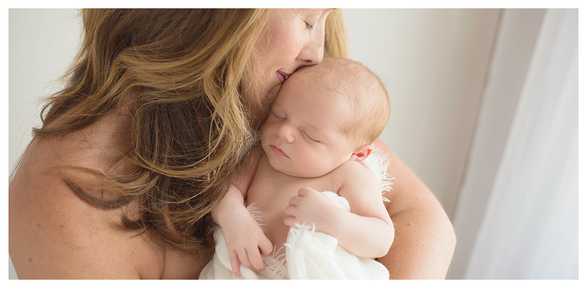 Simple and classic newborn photos | Classic, light and airy newborn photography | Farmington, CT Newborn Photographers | CT Portrait Studio |www.kellidease.com