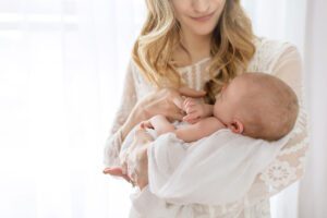 Simple and classic newborn photos | Classic, light and airy newborn photography | Farmington, CT Newborn Photographers | CT Portrait Studio |www.kellidease.com