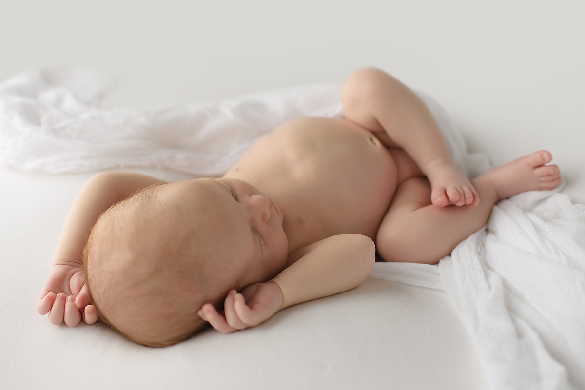 Simple and classic newborn photos | Tasteful newborn photography | Farmington, CT Newborn Photographers | CT Portrait Studio |www.kellidease.com