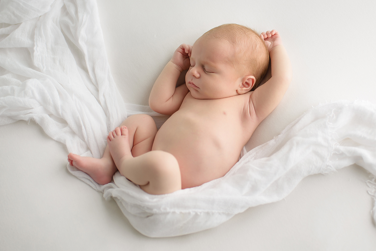 Simple and classic newborn photos | Classic, light and airy newborn photography | Southington, CT Newborn Photographers | CT Portrait Studio |www.kellidease.com