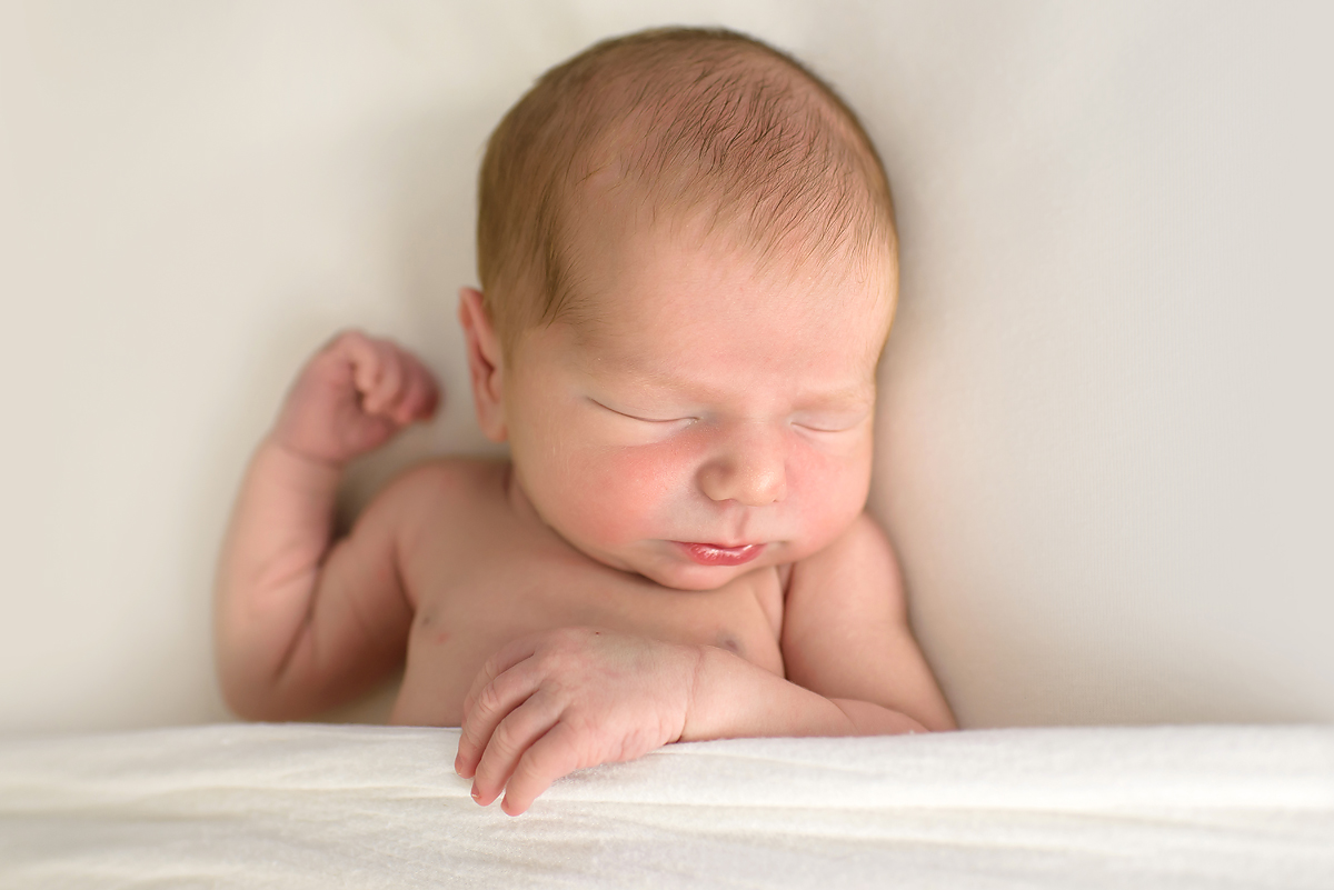 Simple and classic newborn photos | Classic, light and airy newborn photography | Simsbury, CT Newborn Photographers | CT Portrait Studio |www.kellidease.com