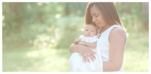 Simple and classic mom and baby photos | Natural, light and airy motherhood photography | Farmington, CT Photographers | CT Portrait Studio |www.kellidease.com