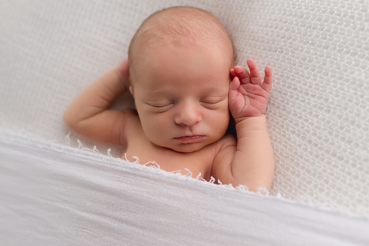 Simple and classic newborn photos | Organic newborn photography | CT Newborn Photographers | CT Portrait Studio |www.kellidease.com
