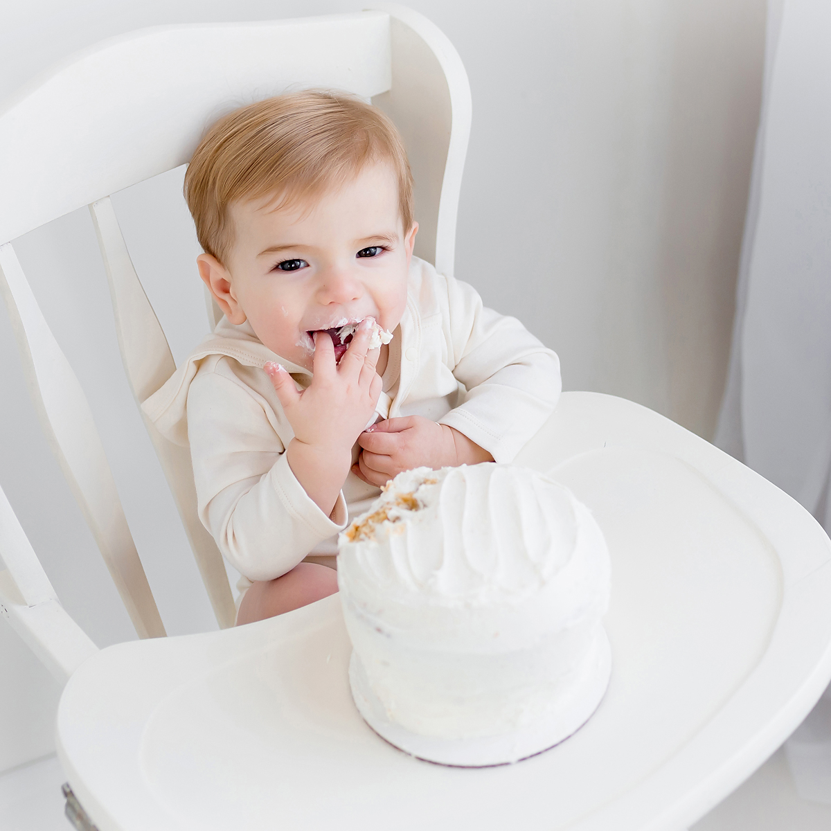 Simple and classic baby photos |Best baby photographers in CT | Cake Smash Sessions in CT | CT Portrait Studio |www.kellidease.com