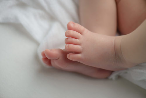 Simple and classic newborn photos | Classic, light and airy newborn photography | Farmington, CT Newborn Photographers | CT Portrait Studio |www.kellidease.com