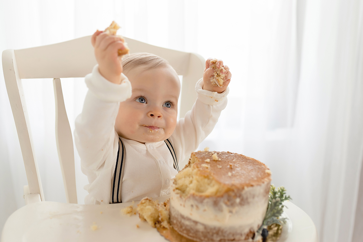 First birthday cake smash themed photo sessions in the greater Hartford area. Kelli Dease Photography offers cake smash mini sessions in CT.