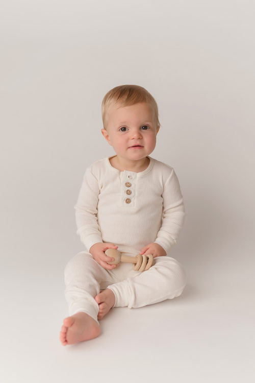 Simple and classic first birthday photos | Cake smash photographers in Connecticut | First birthday photo sessions in CT | www.kellidease.com