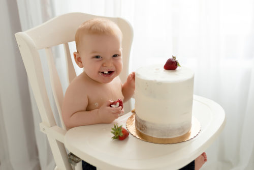 Simple and classic first birthday photos | Cake smash photographers in Connecticut | First birthday photo sessions in CT | www.kellidease.com
