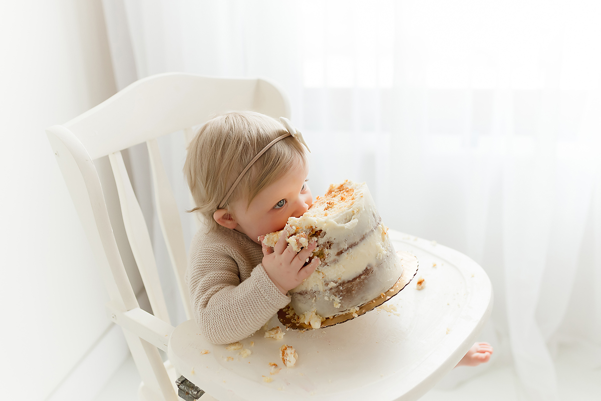 Simple and classic first birthday photos | Cake smash photographers in Connecticut | First birthday photo sessions in CT | www.kellidease.com