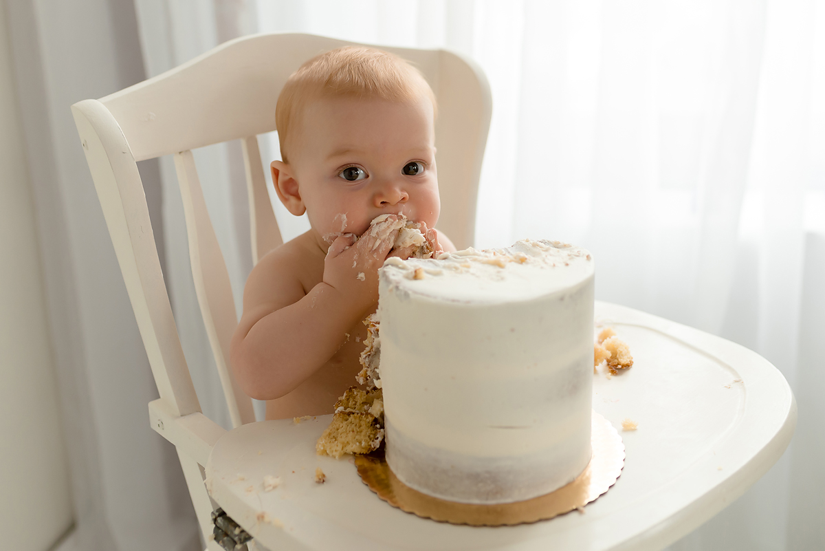 First Birthday Cake Smash Photo Shoot Connecticut | Simple, light and airy cake smash photography | Farmington, CT First Birthday Photographers | CT Baby Photography Studio |www.kellidease.com