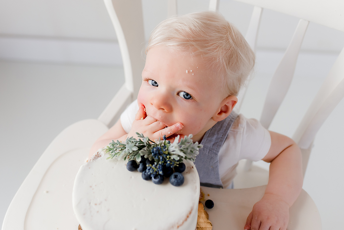 First Birthday Cake Smash Photo Shoot Connecticut | Simple, light and airy cake smash photography | Simsbury, CT First Birthday Photographers | CT Baby Photography Studio |www.kellidease.com