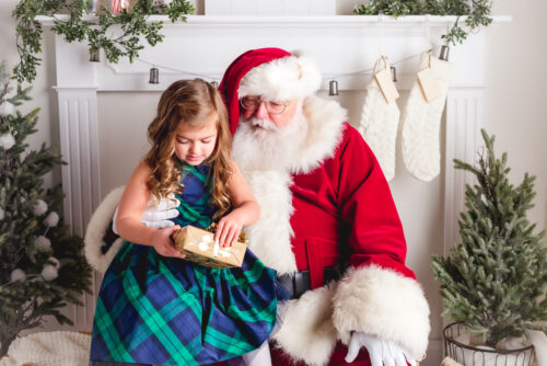 Holiday and Santa Photographers in CT | Candid Children's Photography | CT Family Photographer | Christmas Family Photography | CT Photography | www.kellidease.com