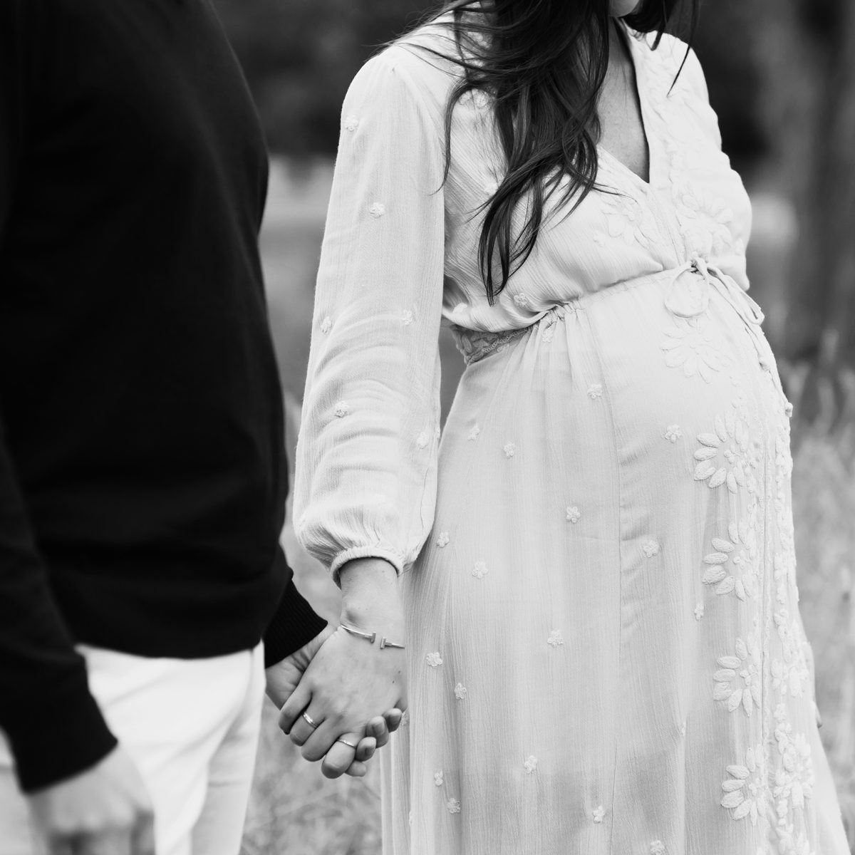 Outdoor Field Maternity Photo Shoot Connecticut | Simple, light and airy maternity photography | Farmington, CT Family Maternity Photographers | CT Maternity Photography Studio |www.kellidease.com