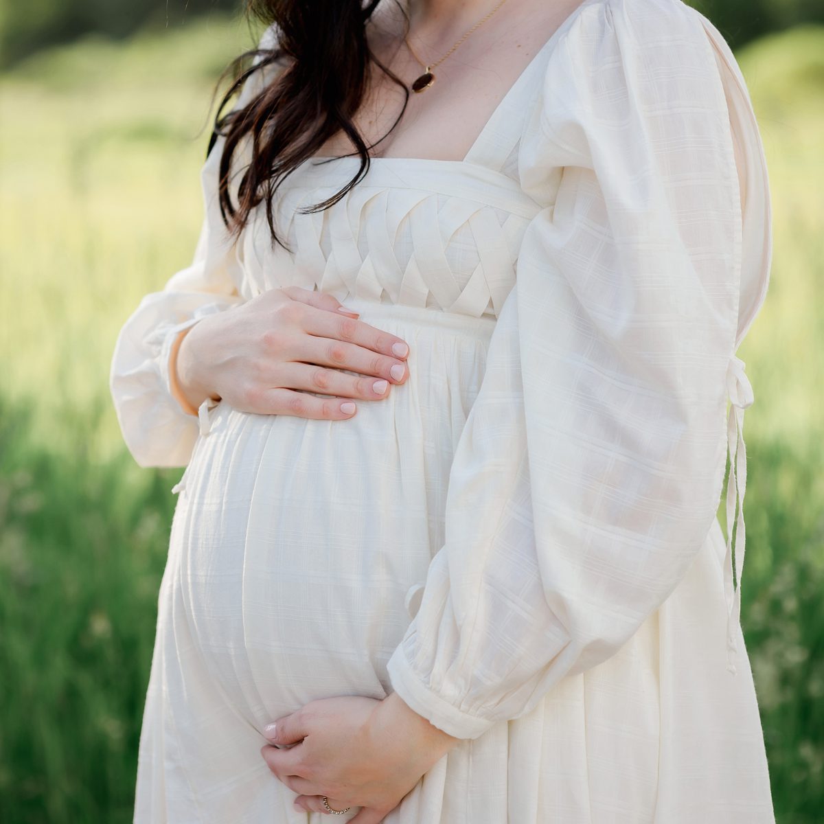 2024 Maternity Portfolio CT Photographer 1200px_19 Outdoor field location maternity photo in soft sunlight in Connecticut