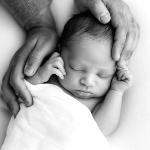 Simple and classic newborn photos | Connecticut's best newborn photographers | Farmington, CT Newborn Photographers | CT Portrait Studio |www.kellidease.com