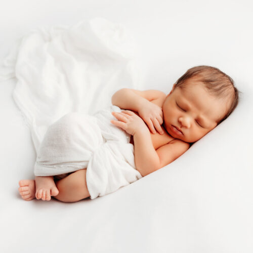 Simple and classic newborn photos | Connecticut's best newborn photographers | Farmington, CT Newborn Photographers | CT Portrait Studio |www.kellidease.com