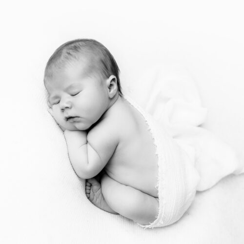 Simple and classic newborn photos | Connecticut's best newborn photographers | Farmington, CT Newborn Photographers | CT Portrait Studio |www.kellidease.com
