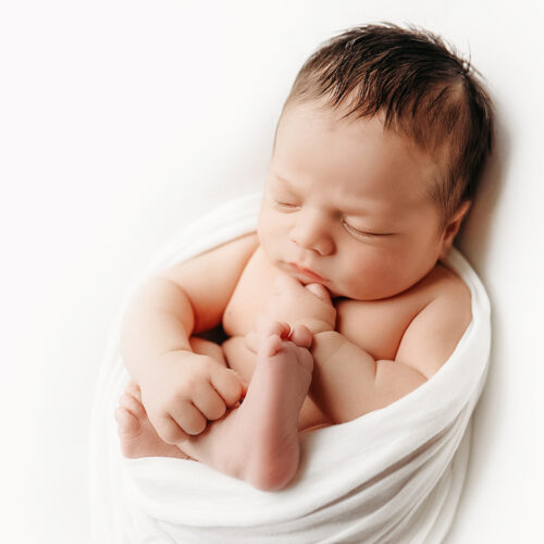 Simple and classic newborn photos | Connecticut's best newborn photographers | Farmington, CT Newborn Photographers | CT Portrait Studio |www.kellidease.com