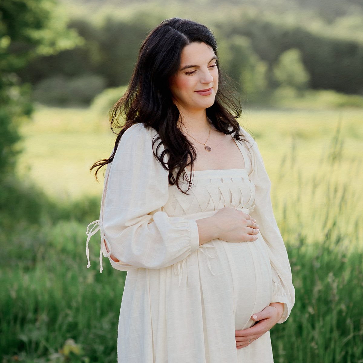 Outdoor Field Maternity Photo Shoot Connecticut | Simple and minimalistic maternity photography | Farmington, CT Maternity and Newborn Photographers
