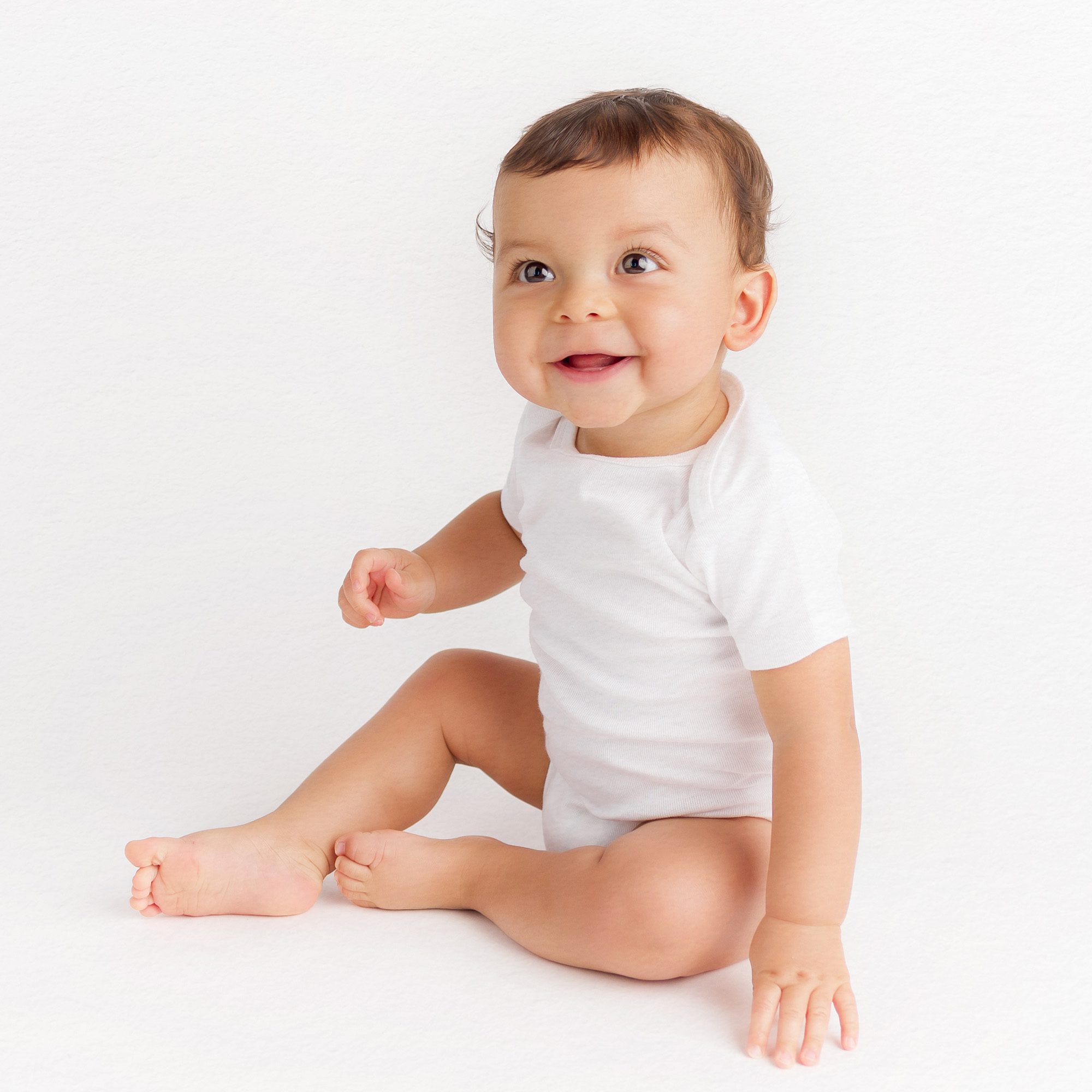 Natural baby photography on a white backdrop, light and airy style. A gentle, peaceful setting with a baby in natural poses, highlighting their innocence and purity. The environment should feel serene and warm, perfect for families in Farmington, Canton, Avon, West Hartford, and Simsbury, Connecticut.