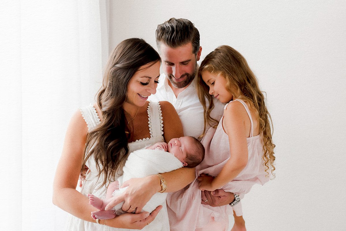 Natural newborn photography session in a light and bright style. This newborn photoshoot features the parents and siblings. Family photoshoots with newborns are perfect for families in Farmington, Canton, Avon, West Hartford, and Simsbury, Connecticut who are welcoming a new baby.