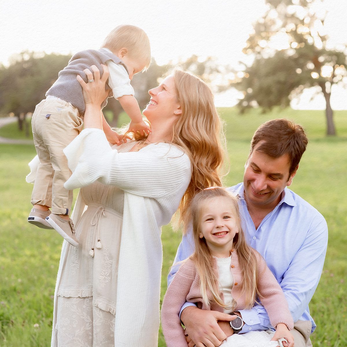 an outdoor summer family photo session at topsmead park in litchfield connecticut