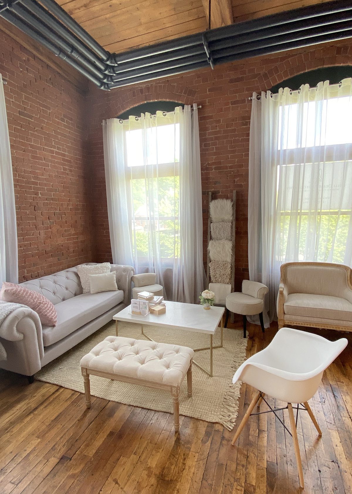 A welcoming space for parents inside of Kelli Dease Photography studio in Unionville, CT